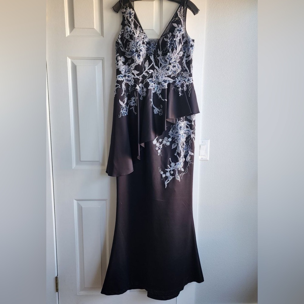 Teri Jon by Rickie Freeman Embroidered Peplum Gown, Size 8 - Picture 4 of 6